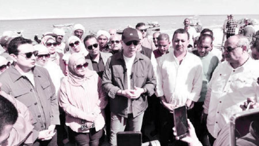 الأنصارى يشارك الصيادين فرحتهم بانتهاء حظر الصيد