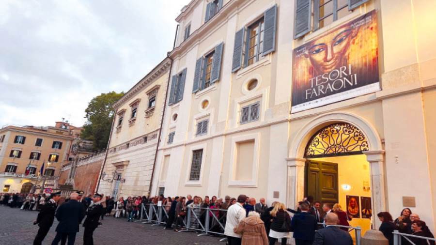 طوابير الزائرين فى انتظار دخول معرض كنوز الفراعنة فى روما