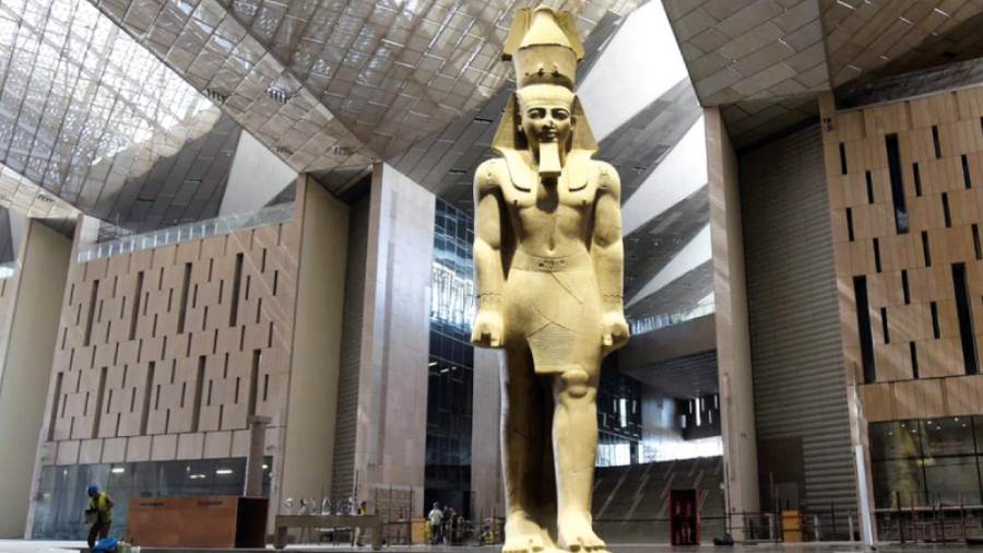 تمثال رمسيس الثانى فى مدخل المتحف