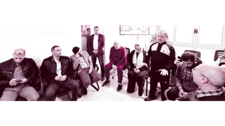 أهالى السكن البديل خلال لقائهم بوزير الإسكان