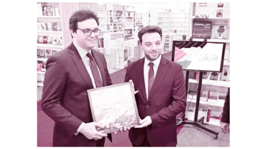 هدية تراثية من السفارة الفلسطينية لوزير الثقافة أحمد هنو