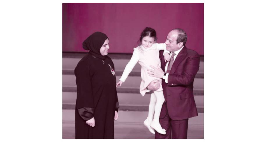 الرئيس يحمل نجلة الشهيد محمد فاضل