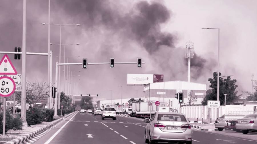 تصاعد الدخان في العاصمة القطرية الدوحة بعد اعتراض صواريخ ومسيرات إيرانية