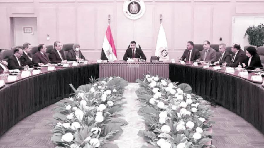 اجتماعات مكثفة لوزيرالصناعة لتطويرالقطاع