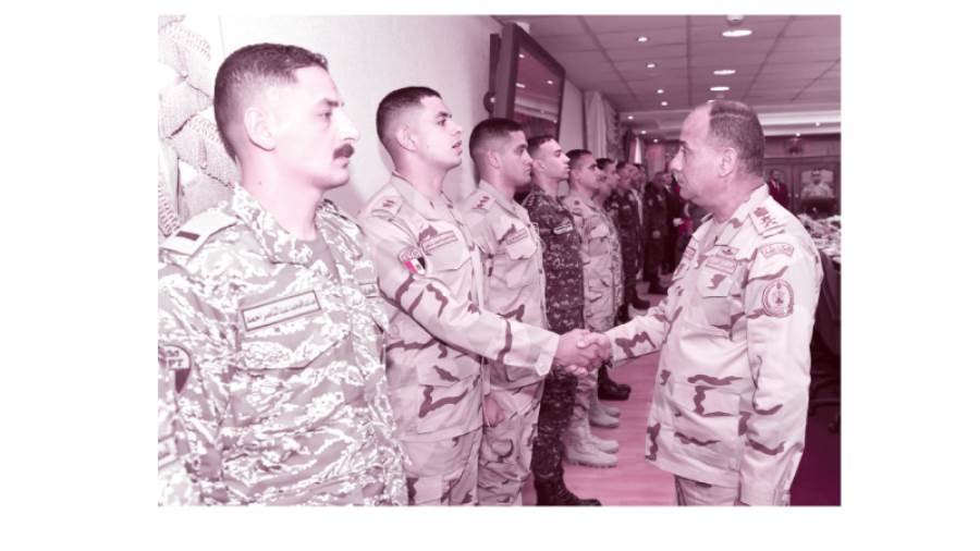 وزير الدفاع يصافح عددا من مقاتلى القوات المسلحة