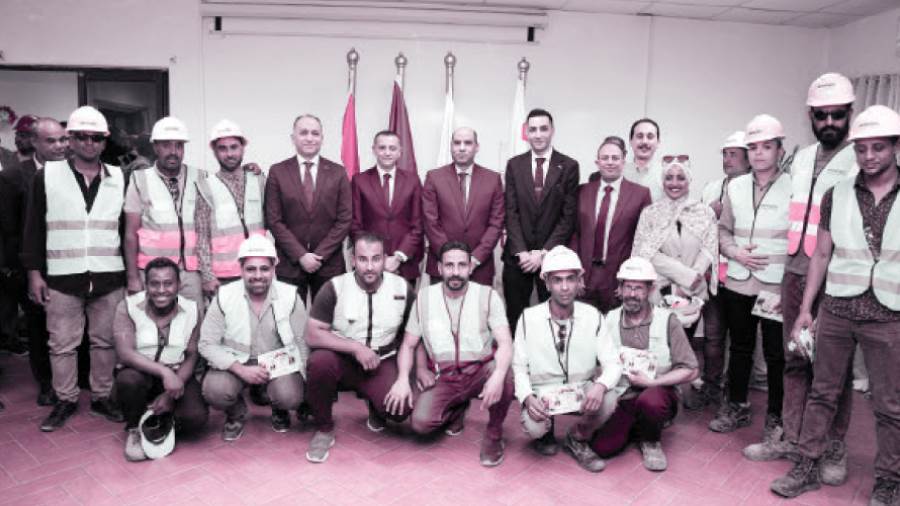 الوزير والمحافظ وسط عمال أسوان