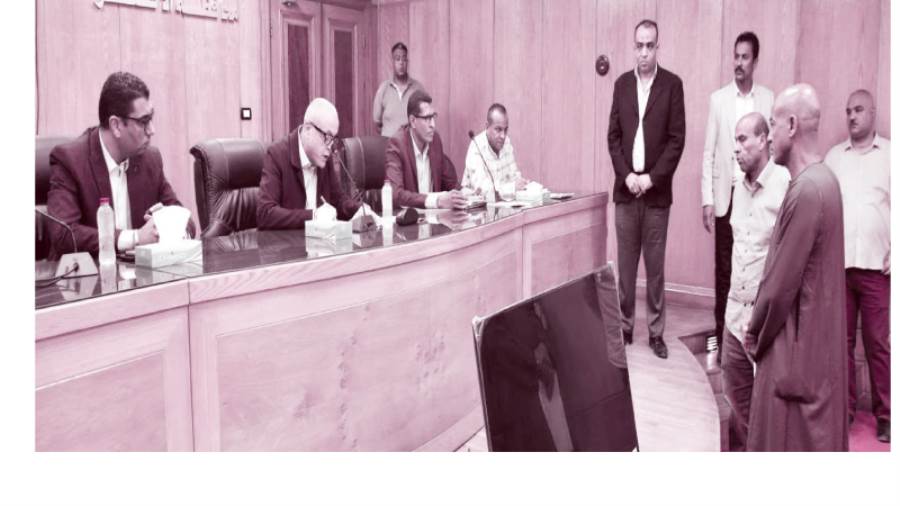 من لقاء المحافظ والأهالى