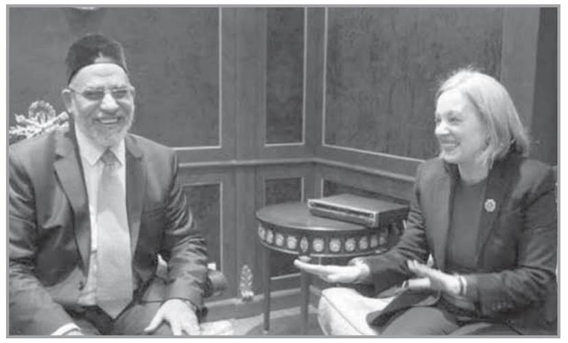 السفيرة الأمريكية مع محمد بديع بعد 2011