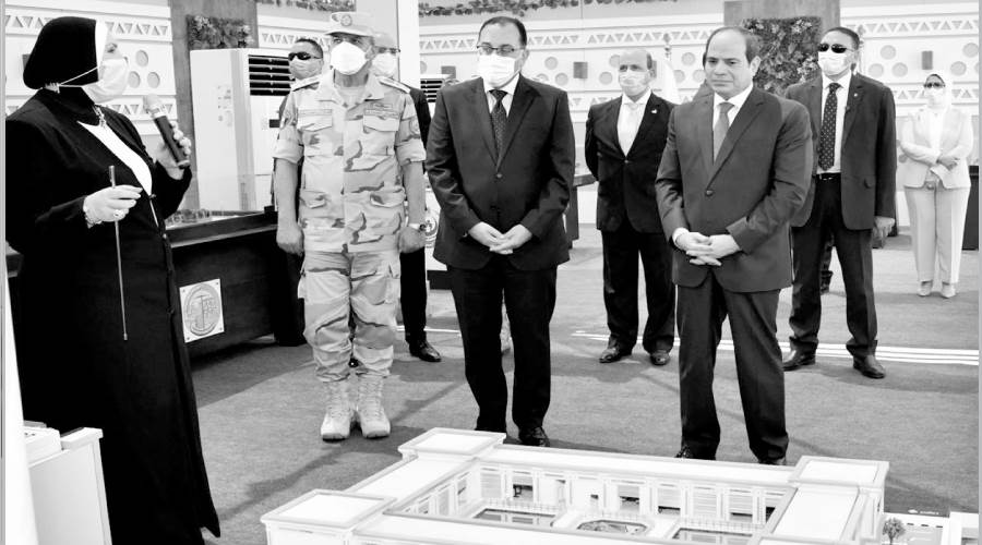 الرئيس يستعرض الآلات والمعدات المشاركة فى مبادرة حياة كريمة