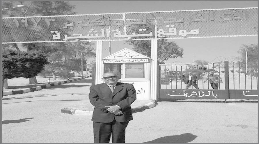صورة النقيب محمد شمس أمام المزار السياحى