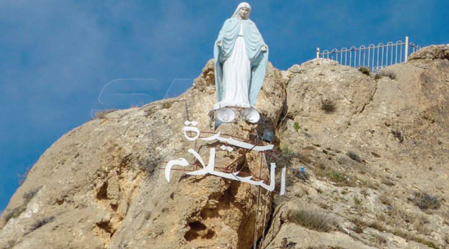 تمثال للعذراء مريم فى معلولا