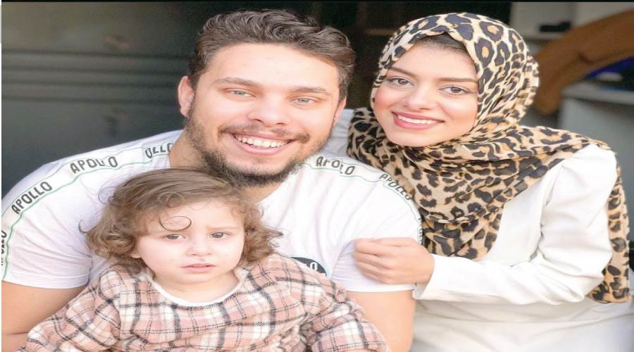 أحمد حسن وزينب مع ابنتهما