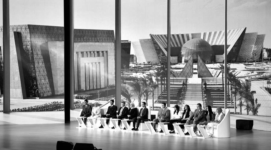 شباب يعرضون نماذج من أعمالهم