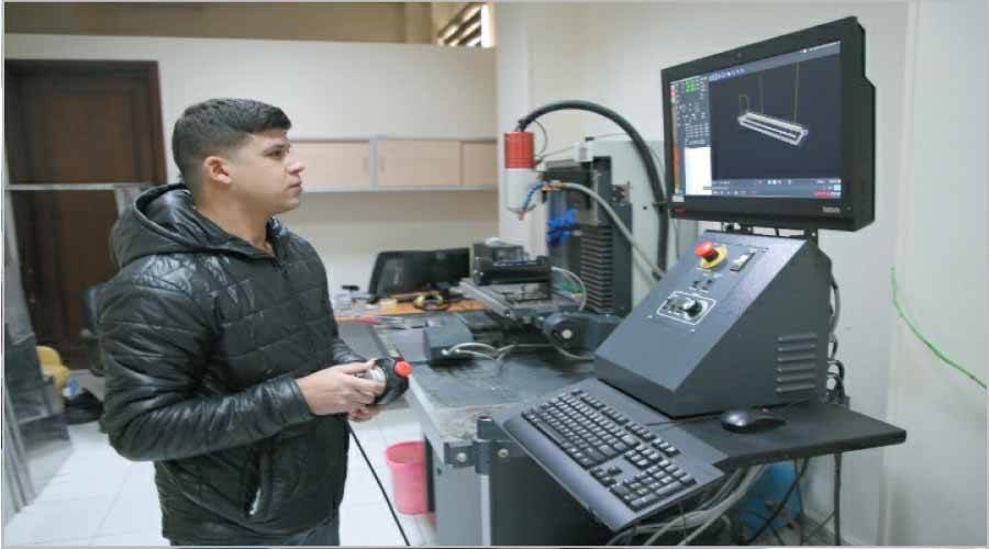 حسام أحمد مدير تشغيل وصيانة بوكالة الفضاء يعمل على جهاز «الفريوا»