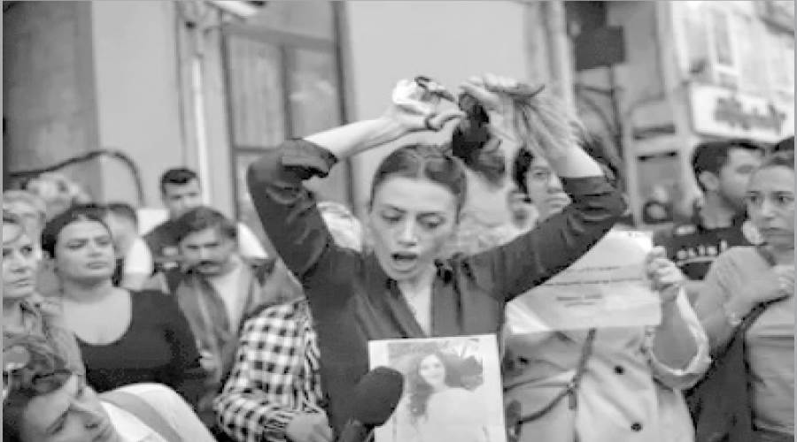 إيرانيات يقصصن شعرهن احتجاجا على الحجاب فى الشارع