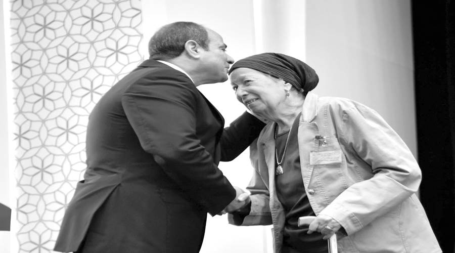 قبلة على جبين زوجة البطل