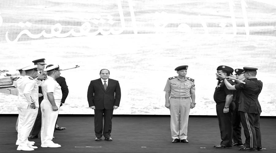 ترقية قائدى القوات البحرية والجوية إلى رتبة فريق