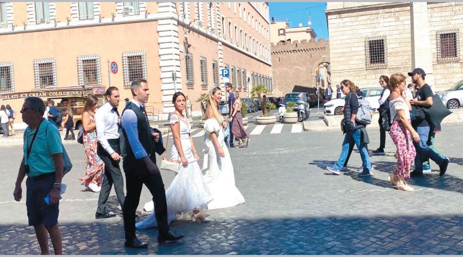 صورة معتادة للعرائس فى الفاتيكان والتصوير فى الشارع