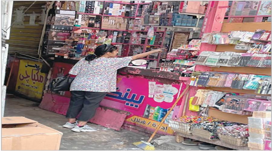 محررة صباح الخير تتظاهر بشراء عدة أنواع من المكياج