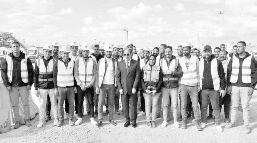 صورة تذكارية للرئيس مع عدد من العاملين المنفذين لمحور التعمير