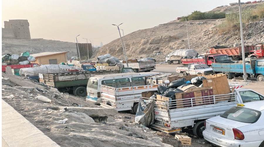 سيارات تنقل القمامة بعد وصولها المقطم