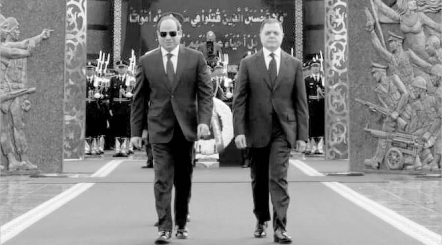 الرئيس ووزير الداخلية أمام النصب التذكارى قبل احتفالية عيد الشرطة