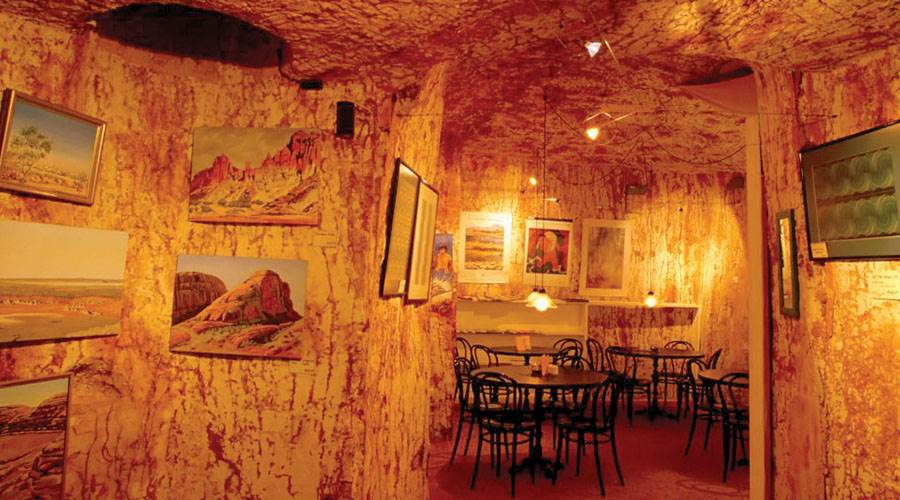 منازل متكاملة تحت الأرض وحياة عادية