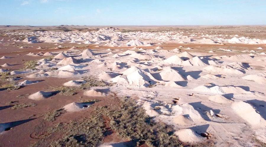 أهرامات رملية من فوق الأرض