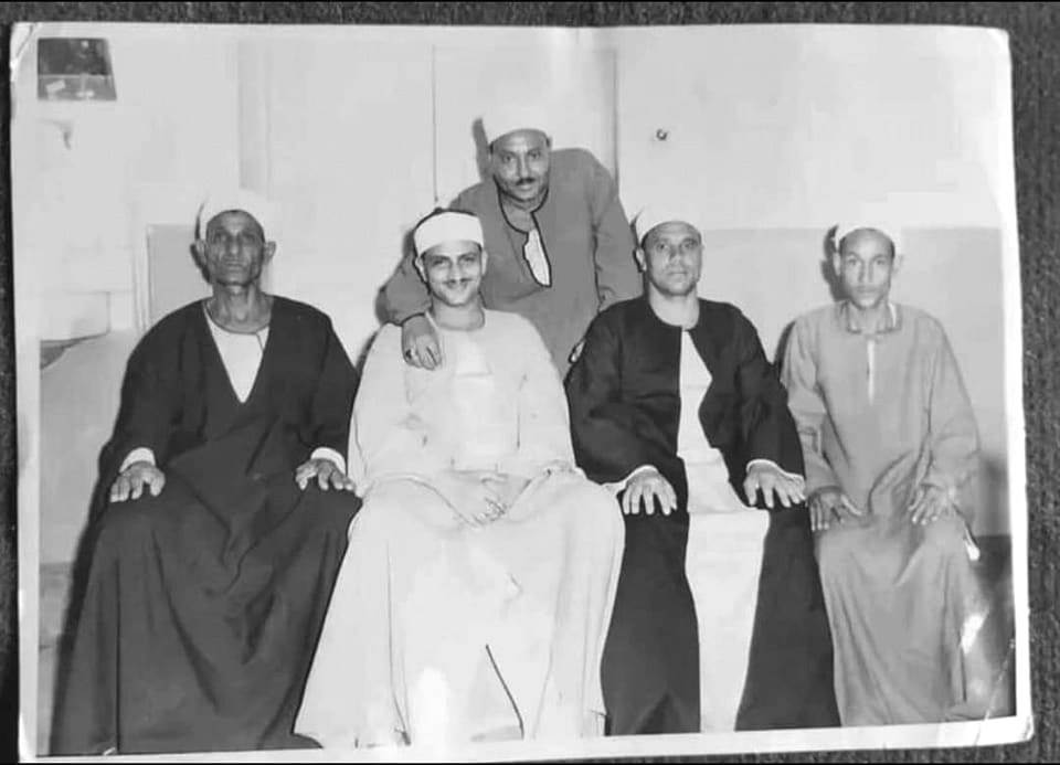 محمد صديق المنشاوى مع بعض الأقارب والأهل