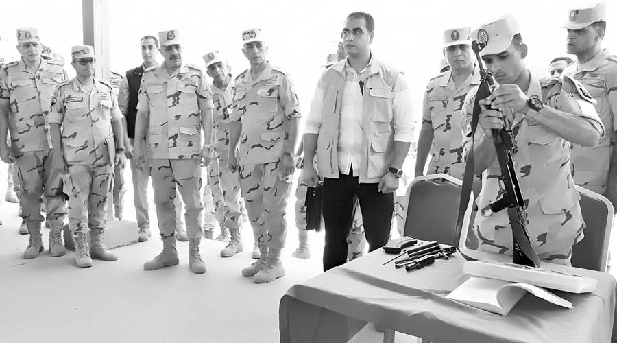 الفريق أحمد خليفة يتفقد إحدى وحدات التدريب الأساسى