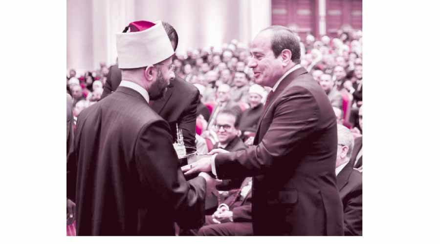 هدية تذكارية من وزير الأوقاف للرئيس السيسى