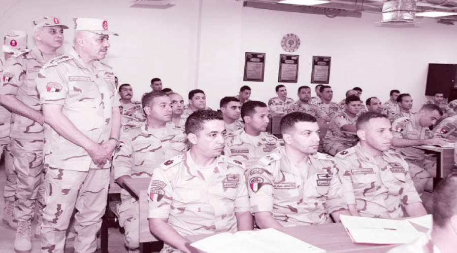 الفريق  أحمد خليفة يتفقد المنظومة التعليمية بالمعاهد العسكرية التخصصية لضباط القوات المسلحة
