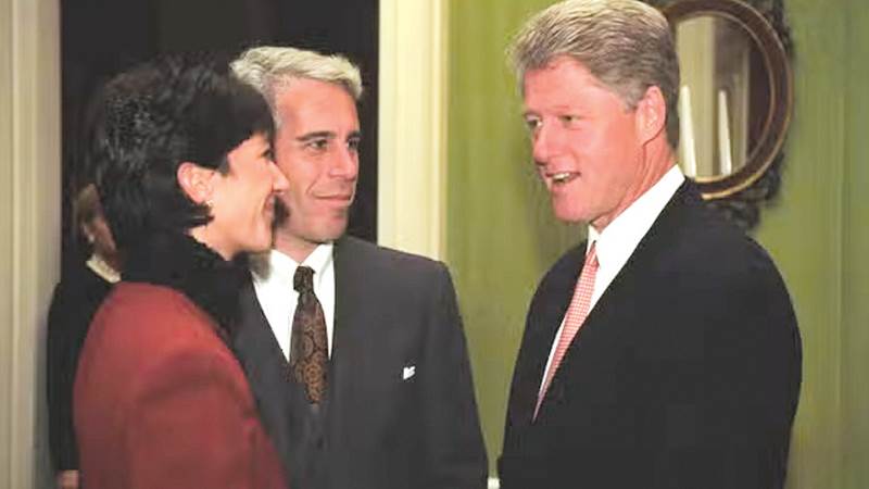 بيل كلينتون مع إبستين وصديقته ماكسويل