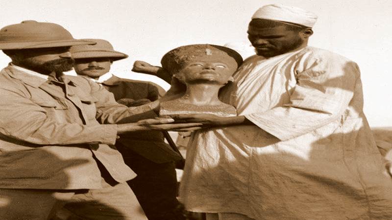 كشف تمثال نفرتيتى