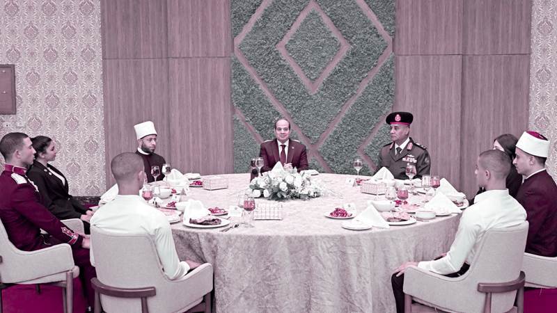 الرئيس يتناول وجبة الغداء خلال زيارته للأكاديمية