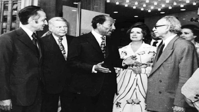 مع الرئيس أنور السادات وحرمه وتوفيق الحكيم وعلى حمدى الجمال