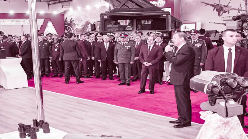 الرئيس يستمع إلى عرض فى أحد الأجنحة المشاركة بالمعرض