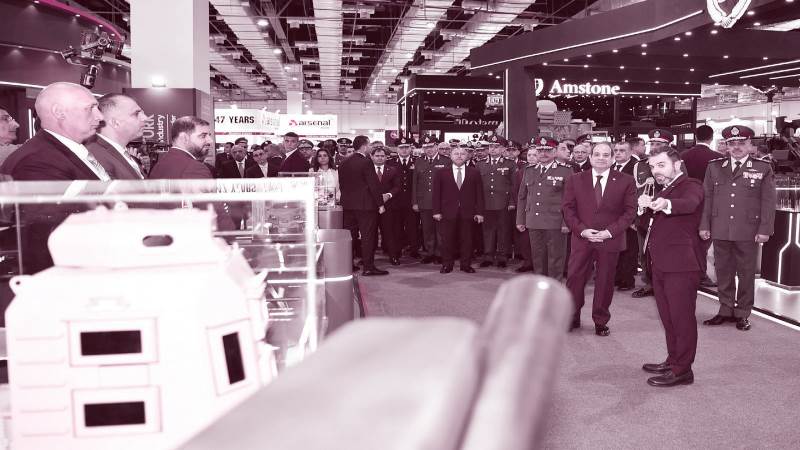 خلال جولة الرئيس فى أجنحة المعرض