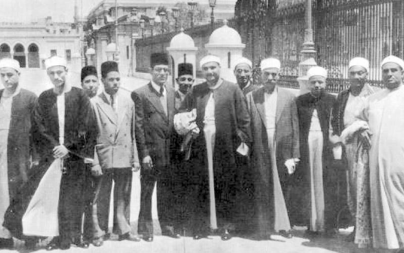 مصطفى إسماعيل مع رابطة القراء أمام قصر عابدين