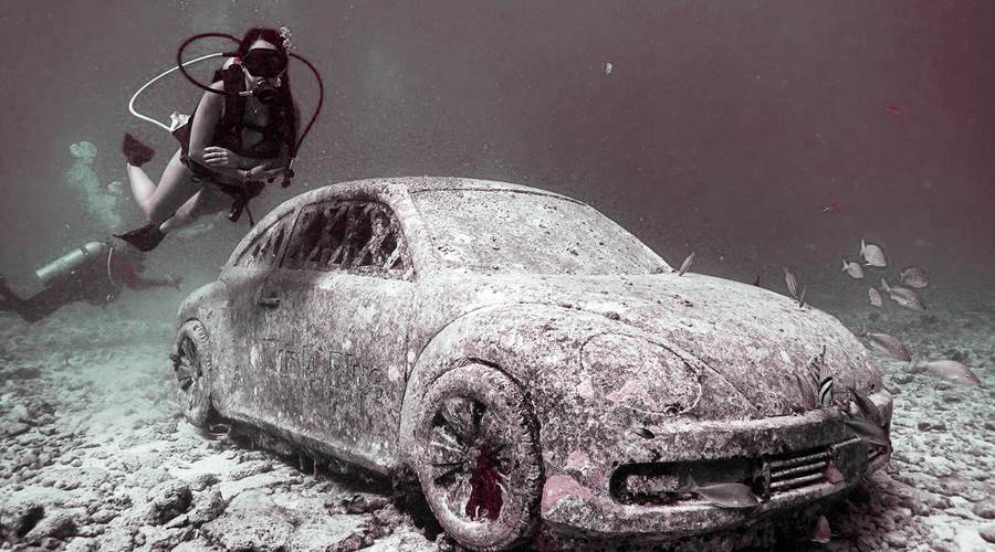 تحت الماء قصص