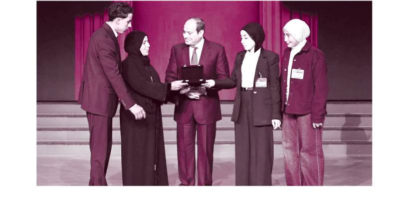 الرئيس يكرم أسرة الشهيد عمر مصرى