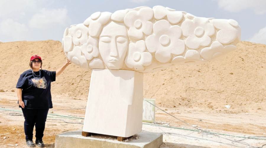مع منحوتة مميزة