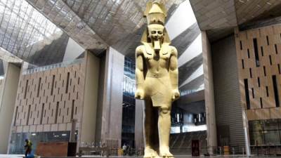 من على سلالم المتحف